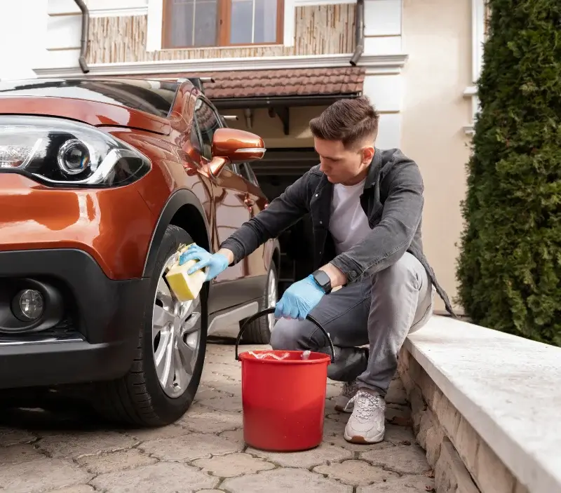 Lavage auto à domicile Ploudaniel : professionnel intervenant sur un véhicule